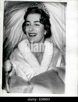 Gen 01, 1960 - Il matrimonio di Lady Pamela Mountbatten.: Princess Anne era una damigella per la prima volta ieri, nella nozze di Lady Pamela Mountbatten - il sig. David Hicks, un interior decorator. La cerimonia ha avuto luogo a Romsey Abbey, Hants. La foto mostra immagine affascinante della sposa, dopo la cerimonia di ieri. Foto Stock