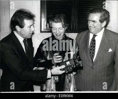 Gen 01, 1960 - Lord Snowdon e Denis Healey all appello il pranzo per il fotografo's Galleria: due dei principali ospiti a pranzo esclusivi detenuti in Romily Street, W.I. oggi erano Lord Snowdon e il sig. Denis Healy. Esso è stato tenuto ad assistere il ricorso ad estendersi della Londra del fotografo Gallery e di aprire nuovi locali per far fronte alle esigenze per le esposizioni. La foto mostra il visto per discutere il funzionamento di una moderna fotocamera, Lord Snowdon, Sue Davies, fotografo Galleria del direttore e Denis Healey. Foto Stock