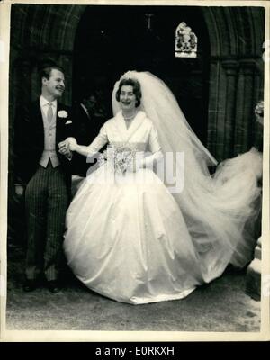 Gen 01, 1960 - Il matrimonio di Lady Pamela Mountbatten - a Romsey. Sposa e lo sposo.: Princess Anne era una damigella di questo pomeriggio per la prima volta in occasione del matrimonio di Lady Pamela Mountbatten - a Romsey Abbey - il sig. David Hicks. La foto mostra la felice sposa e lo Sposo dopo il matrimonio di questo pomeriggio. Foto Stock