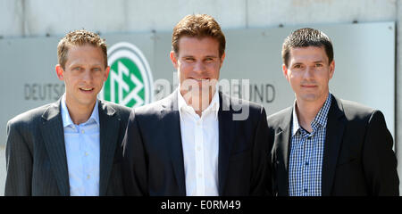 Francoforte sul Meno, Germania. 19 Maggio, 2014. Gli arbitri per la Coppa del Mondo 2014 dal tedesco Football Association (DFB), Felix (C), Mark Borsch (L) e Stefan Lupp stand durante una conferenza stampa al di fuori del DFB sede a Francoforte sul Meno, Germania, 19 maggio 2014. Foto: ROLAND HOLSCHNEIDER/dpa/Alamy Live News Foto Stock