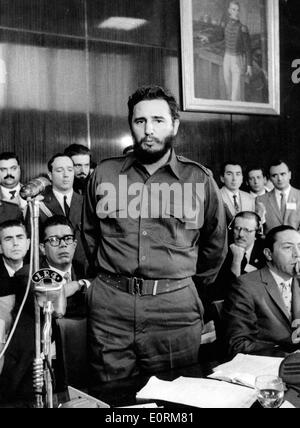 Gen 01, 1960 - Havana, Cuba - File foto: circa 1960s. FIDEL ALEJANDRO CASTRO RUIZ (nato il 13 agosto 1926) è stato il dominatore di Cuba a partire dal 1959, quando, portando il 26 luglio del movimento, egli distrusse il regime di Fulgencio Batista. Negli anni che seguirono ha sovrinteso alla trasformazione di Cuba nel primo stato comunista nell'emisfero occidentale. Foto Stock