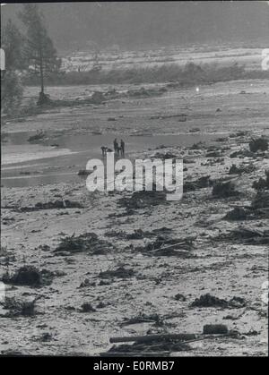 Jan 1, 1960 - Il vero volto della tragedia Vaiont: questa foto scattata a Longarone mostra una delle tante scene che continuano a ripetere gli elicotteri tenendo lontano i rifugiati, persone che cercano di ottenere attraverso il fango-ocean persone che trovano alcuni vestiti vecchi di fronte alle loro case fracassato e il deserto fotografati da un elicottero ecc.ecc publ foto milano. Foto Stock