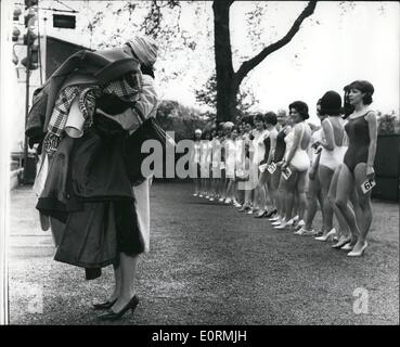 Jan 1, 1960 - ''Miss varietà Club " Concorso di bellezza a Battersea Festival Giardini : Un highlight del grande incontro della fase di radio, TV e schermo preferiti a Battersea Pleasure Gardens oggi era l'annuale concorso di bellezza per trovare ''Miss varietà Club 1966''. Oltre 70 belle ragazze stanno prendendo parte. La foto mostra una donna gazzetta detiene i cappotti di ragazze mentre sono in linea fino a oggi la magia venduti per il giudicare. Foto Stock