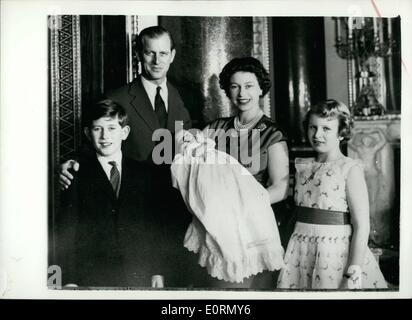 Mar 03, 1960 - La prima foto del nuovo Principe: Questa fotografia della famiglia reale, prima di includere il nuovo baby Prince, è stata fatta dal sig. Cecil Beaton nel blu sala da disegno a Buckingham Palace di Londra, recentemente. La regina Elisabetta, che tiene il mese-vecchio baby Prince, indossa un rosso abito in seta. La bambina indossa un pizzo bianco manto. Il principe Charles la tuta è blu scuro (sinistra). Il Duca di Edimburgo è grigio Princess Anne (destra) indossa un rosso-bianco ricamato organze vestito con un anta rosso. Il bambino Prince è nato presso il palazzo su febbraio 19. Foto Stock