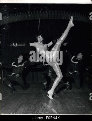 Gen 02, 1960 - 2-1-60 diciannovenne star ripete. Gloria da Ilford. Bella Gloria Paul è visto come lei ripete per la sua parte come il ballerino leader nel Alfredo Aleria danza presso il Ristorante Pigalle a Londra. Gloria la ragazza con le gambe lunghe è diciannove e proviene da Ilford, Essex. Foto Stock