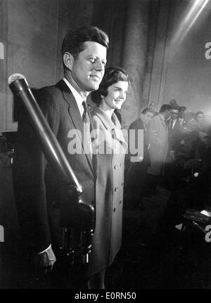 Il presidente John F. Kennedy e la moglie durante l'elezione Foto Stock