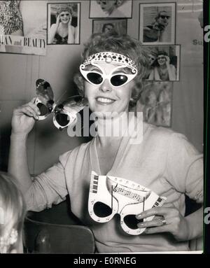 Febbraio 02, 1960 - Oggettistica fiera apre a Blackpool Glasses-For il sole: una delle giovani donne dell'Oggettistica Fair-è impaziente di estate-pensiero senza dubbio del Blackpool spiagge-come lei tenta di eseguire un assortimento di occhiali da sole-ieri. Foto Stock