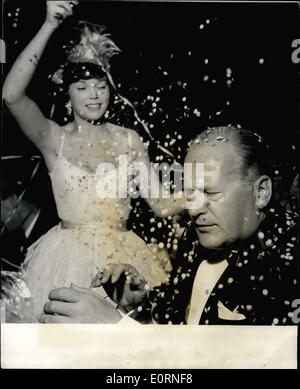 Febbraio 02, 1960 - Annuale di Estoril il Carnevale. Curt Jurgens e Dawn Addams. Molte stelle del mondo dello schermo sono ora partecipando al carnevale annuale e la sfera - che si terrà a Estoril, Portogallo... ''Re Carnevale'' è il francese comico Fern Andel. Keystone Mostra fotografica di:- Curt Jurgens e Dawn Addams in un buon umore durante la sfera del carnevale. Foto Stock