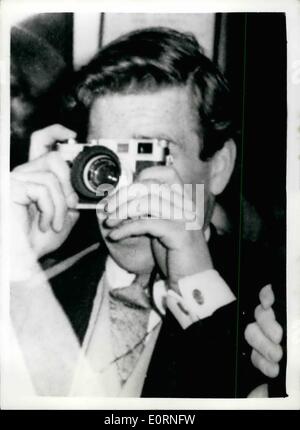 Febbraio 02, 1960 - La Principessa Margaret di sposare fotografo, fotografie un matrimonio; l'impegno è stato annunciato la scorsa notte tra S.A.R. La principessa Margaret e fotografo Tony Armstrong Jones che ha fatto un nome per se stesso come un fotografo della società con i suoi ritratti dei membri della famiglia reale. Mostra fotografica di Tony Armstrong Jones in azione con la sua macchina fotografica. La foto è stata scattata quando ha fotografato il matrimonio di attrice Anna Massey per attore Jeremy Brett a Highgate Village nel maggio 1958. Foto Stock