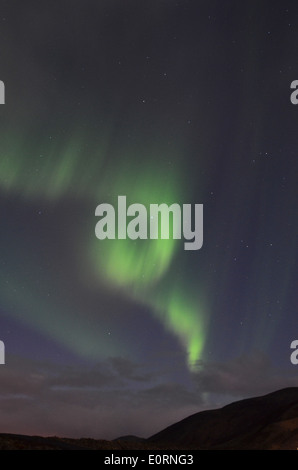 Aurora Boreale o luci del nord al di sopra delle luci del nord Inn, vicino Grindavik, Islanda Foto Stock