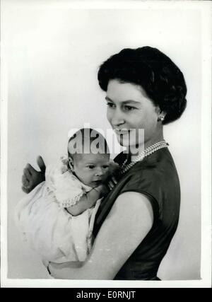 Mar 23, 1960 - La prima foto del nuovo Principe: Questa immagine della regina e il nuovo principe della baia è stata fatta dal sig. Cecil Beaton nel blu sala da disegno a Buckingham Palace di Londra, recentemente.Regina indossa un rosso abito in seta, una stringa di quattro collana di perle e diamanti e perle orecchini. Il principe, che è nato il 19 febbraio, indossa un pizzo bianco manto. Credito: sig. Cecil Beaton. Foto Stock