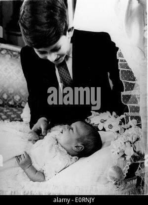 Giovane principe Charles gioca con baby fratello principe Andrew Foto Stock