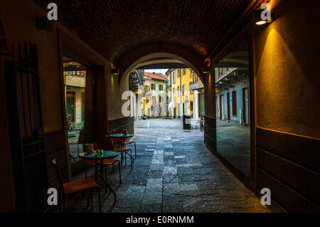 Italia, Piemonte in provincia di Torino Chivasso 18 maggio 2014 il centro storico. Vicolo del portone Foto Stock