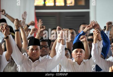 Jakarta, Indonesia. 19 Maggio, 2014. Indonesiano candidato presidenziale Prabowo Subianto (L, anteriore) e del suo compagno di squadra Hatta Rajasa (R, anteriore) tenere le mani con i sostenitori durante la dichiarazione della loro candidatura per il paese della elezione presidenziale, a Jakarta, Indonesia, 19 maggio 2014. Credito: Agung Kuncahya B./Xinhua/Alamy Live News Foto Stock