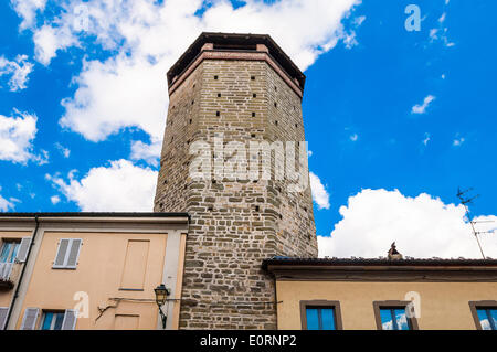 Italia, Piemonte in provincia di Torino Chivasso 18 maggio 2014 il centro storico. La torre ottagonale è ciò che resta del castello Foto Stock