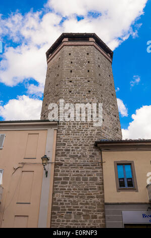 Italia, Piemonte in provincia di Torino Chivasso 18 maggio 2014 il centro storico. La torre ottagonale è ciò che resta del castello Foto Stock