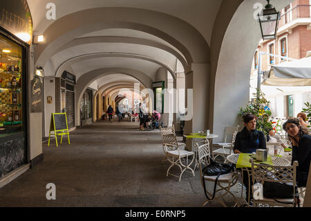 Italia, Piemonte in provincia di Torino Chivasso 18 maggio 2014 il centro storico. I portici di Via Torino Foto Stock