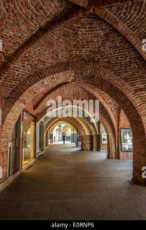 Italia, Piemonte in provincia di Torino Chivasso 18 maggio 2014 il centro storico. I portici di Via Torino Foto Stock