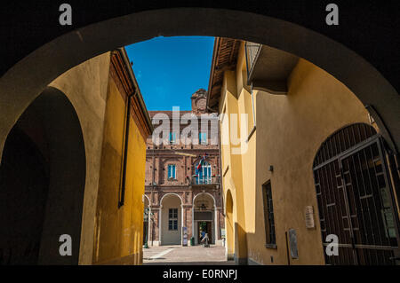 Italia, Piemonte in provincia di Torino Chivasso 18 maggio 2014 il centro storico. Via Torino l ingresso del municipio Foto Stock