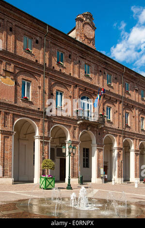 Italia, Piemonte in provincia di Torino Chivasso 18 maggio 2014 il centro storico. Via Torino la town hall Palace Foto Stock