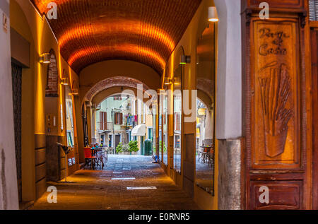 Italia, Piemonte in provincia di Torino Chivasso 18 maggio 2014 il centro storico. Vicolo del portone Foto Stock