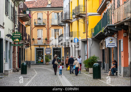 Italia, Piemonte in provincia di Torino Chivasso 18 maggio 2014 il centro storico. Via Teodoro Foto Stock