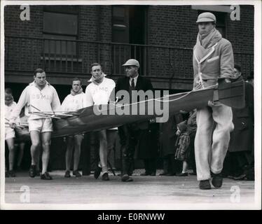 Febbraio 02, 1960 - La Principessa Margaret di sposare fotografo Husband-To-essere- Come Cox a 1950 Cambridge Boat Race equipaggio: l'impegno è stato annunciato la scorsa notte tra S.A.R. La principessa Margaret - e fotografo Tony Armstrong Jones - che ha fatto un nome per se stesso come una società fotografo - con i suoi ritratti dei membri della famiglia reale. Tony Armstrong Jones era cox al vittorioso 1950 Cambridge Boat Race equipaggio. Mostra fotografica di Tony Armstrong Jones come nel suo ruolo come Cox - egli aiuta a effettuare il Cambridge barca per un viaggio di formazione a Putney - nel mese di marzo 1950. Foto Stock