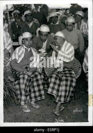 Apr. 04, 1960 - Chou en lai a Rangoon. Chou en lai, il comunista del primo ministro cinese, arrivati a Nuova Delhi oggi da aria da Rangoon, per una settimana di colloqui con il Primo Ministro indiano il sig. Nehru. Keystone Foto Mostra: Chou en lai, il Premier cinese, chat con il Premier birmano U Nu, durante un ricevimento tenuto poco dopo l'arrivo a Rangoon recentemente di Chou en lai. Foto Stock