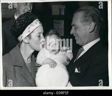 Apr. 04, 1960 - Douglas Fairbanks come padrino. Battesimo alla Santissima Trinità - Brompton: Douglas Fairbanks e Lady Kilmarnock erano padrini questo pomeriggio al battesimo di sette mesi Christian Churchill Marriott figlio di Pietro Churchchill Marriott, un business partner di Douglas Fairbanks - alla Santissima Trinità, Brompton. Il bambino - Chi è 2ft.6. alti - indossavano rompers per il suo battesimo. La foto mostra la madre del bambino attrice cinematografica Lois Maxwell - guarda come Douglas Fairbanks tiene il bambino - dopo il battesimo di questo pomeriggio. Foto Stock