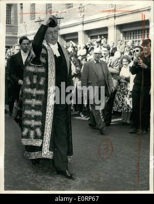 4 aprile 1960 - primo ministro nominato Cancelliere dell'università di Oxford.: Primo ministro, signor Harold Macmillan, è stato oggi nominato Cancelliere dell'Università di Oxford, in una cerimonia allo Sheldonian Theatre. La foto mostra il signor harold Macmillan, che indossa le vesti, oggi all'Università di Oxford, dove è stato nominato Cancelliere. Pagina HS è il suo nipote sedicenne, Alexander Macmillan, un Eton Schoolboy. Foto Stock