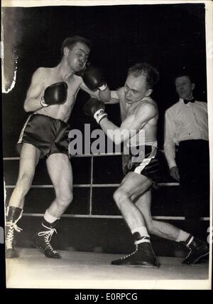 Febbraio 24, 1960 - Pugilato a Wembley, John Caldwell outpoints campione finlandese; John Caldwell di Belfast la scorsa notte outpointed Risto Luukkonen di Finlandia titolare del peso mosca europea titolo su dieci tornate all'Empire Pool Wembley. Mostra fotografica di John Caldwell (sinistra) chiude gli occhi come Risto Luukkonen ottiene un diritto a casa per il suo volto durante il loro concorso presso la piscina impero la scorsa notte. Foto Stock