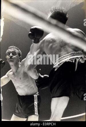 Febbraio 24, 1960 - Pugilato a Wembley, John Caldwell outpoints campione finlandese; John Caldwell di Belfast la scorsa notte outpointed Risto Luukkonen di Finlandia titolare del peso mosca europea titolo su dieci tornate all'Empire Pool Wembley. La foto mostra Out va un omicida jab sinistro alla testa di Risto durante la lotta all'Impero piscina la scorsa notte. Foto Stock