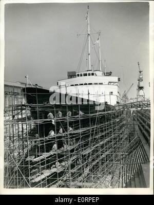 Apr. 04, 1960 - Il Royal Yacht Britannia è preparato per il Royal luna di miele. Il Royal Yacht Britannia è ora in bacino di carenaggio a Portsmouth dove ella è stata preparata per il viaggio di nozze della principessa Margaret e Tony Armstrong-Jones. Lo scafo della nave viene ri-verniciato con speciale Royal vernice blu. Mostra fotografica di:- una vista generale che mostra gli uomini al lavoro verniciatura dello scafo della Britannia come lei si trova nel bacino di carenaggio a Portsmouth. Foto Stock