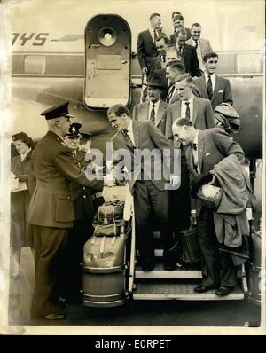 Apr. 04, 1960 - Il Sudafricano Cricket team arriva; pochi studenti con cartelli dovevano essere visto al di fuori di Londra aeroporto questa mattina - quando la squadra sudafricana del grillo è arrivato questo era parte della manifestazione organizzata da anti-apartheid comitato in segno di protesta contro la recente attività in Sud Africa. La foto mostra i membri del team accolti dal capo dell'Ufficio di polizia di Londra aeroporto di arrivo questa mattina. Foto Stock