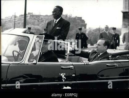 Apr. 19, 1960 - Senegal il presidente sulla visita di stato a Parigi. Mr.Senghor, Presidente del Senegal, stando in piedi in un auto aperto come egli ha lasciato l'Arc de Triomphe dopo la posa di una corona di fiori sulla tomba del milite ignoto questo pomeriggio. Seduto accanto a lui, sottopone al conducente è il primo ministro Michel Debre. Foto Stock