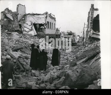 Mar 03, 1960 - Scene da Agadir-Earthaquake Città: mostra fotografica di abitanti di colpite dal sisma città marocchina di Agadir, descrizione del danno intorno a loro. Foto Stock