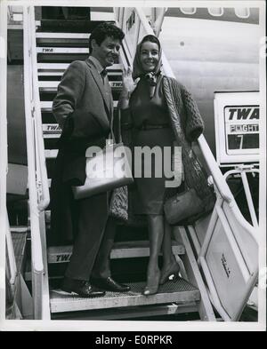 Mar 03, 1960 - Bella Elizabeth Taylor e il marito Eddie Fisher, sportive un giamaicano tintarella, sono illustrati prima di salire a bordo di un TWA Superjet per Los Angeles. Miss Taylor, nominato per il premio come migliore attrice in ''all'improvviso la scorsa estate", saranno a portata di mano per il premio Oscar cerimonie il prossimo lunedì notte. Foto Stock