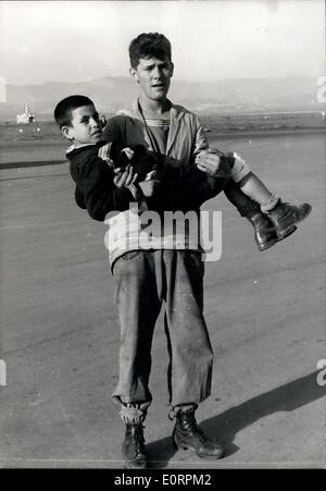 Mar 03, 1960 - Agadir terremoto: mostra fotografica di un giovane marinaio francese portando nelle braccia di un ragazzino feriti quando la sua casa venne distrutto dal terremoto. Foto Stock