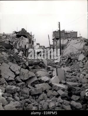 Mar 03, 1960 - 3.3.60 scene dal terremoto città. Keystone Foto Mostra: Vista di macerie disseminate di strada nel resort marocchino città di Agadir, che fu distrutta da un terremoto, uccidendo migliaia di persone e il rendering di molte persone senza tetto. Foto Stock