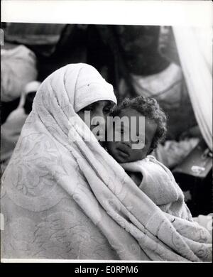 Mar 03, 1960 - Scene di Agadir. La foto mostra: una madre e suo figlio nella foto dopo il disastro che ha colpito il Agadir, il marocchino resort uccidendo migliaia di persone. Foto Stock