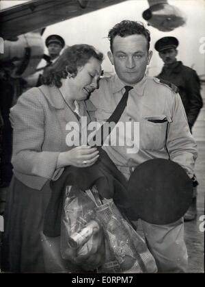 Mar 03, 1960 - Più Agadir superstiti arriva a Parigi: scene drammatiche: un secondo gruppo di Agadir superstiti arrivati all'aeroporto Le Bourget dal piano speciale di questo pomeriggio. La foto mostra: una giovane donna il cui marito è stato ucciso durante il terremoto si getta tra le braccia di suo fratello al suo arrivo all'aeroporto Le Bourget questo pomeriggio. Foto Stock