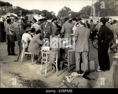 Mar 03, 1960 - Agadir terremoto. La foto mostra i dipendenti al lavoro per il controllo fino ai superstiti e organizzazione di aiuto nella parte anteriore di un edificio che è rimasto intatto. Foto Stock