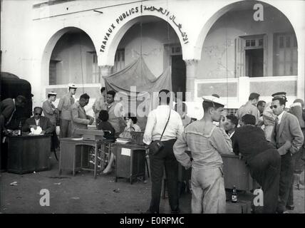 Mar 03, 1960 - Agadir terremoto: mostra fotografica. Check up dei sopravvissuti da funzionari che lavorano all'aperto non lontano dalle rovine della sfortunata città marocchina distrutto dal terremoto. Foto Stock