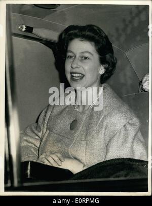 Mar 03, 1960 - i membri della Famiglia Reale - lasciare per Windsor. Regina di buon umore. H.M. La Regina - e i membri della sua famiglia ha lasciato Buckingham Palace - per Windsor questo pomeriggio. Mostra fotografica di:- H.M. La regina di buon umore in auto quando ha lasciato Buckingham Palace per il Windsor questo pomeriggio. Foto Stock