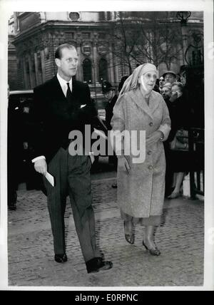 Mar 03, 1960 - Contessa Mountbatten memoriale di servizio presso la Abbey. Il Duca di Edimburgo e di sua madre. Un memoriale di servizio per la contessa Mountbatten si è tenuta questa mattina presso l'Abbazia di Westminster. La foto mostra: Il Duca di Edimburgo accompagnatrici di sua madre - in arrivo per il servizio di questa mattina. Foto Stock