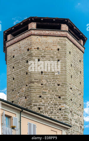 Italia, Piemonte in provincia di Torino, Chivasso 18 maggio 2014 il centro storico. La torre ottagonale è ciò che resta del castello Foto Stock