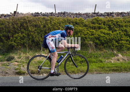 Lunds, Ais Gill, Yorkshire Dales National Park, Regno Unito. 18 Maggio, 2014. 1000 piloti hanno preso parte in 112 miglio Etape du Dales un cyclosportive svoltasi nel maggio di ogni anno, in Yorkshire Dales NEL REGNO UNITO. È classificato come uno dei più popolari e impegnativa sportives nel Regno Unito ed è considerato uno dei migliori dieci corse nel Regno Unito. In 2010, Malcolm Elliott impostare un corso record di 5h, 43m e 24s. Credito: Mar fotografico/Alamy Live News Foto Stock