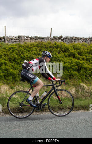 Lunds, Ais Gill, Yorkshire Dales National Park, Regno Unito. 18 Maggio, 2014. 1000 piloti hanno preso parte in 112 miglio Etape du Dales un cyclosportive svoltasi nel maggio di ogni anno, in Yorkshire Dales NEL REGNO UNITO. È classificato come uno dei più popolari e impegnativa sportives nel Regno Unito ed è considerato uno dei migliori dieci corse nel Regno Unito. In 2010, Malcolm Elliott impostare un corso record di 5h, 43m e 24s. Credito: Mar fotografico/Alamy Live News Foto Stock