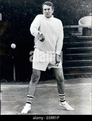 Maggio 05, 1960 - Australia P.M. In gioco: Malcolm Fraser, il Primo Ministro australiano, prende il tempo fuori dalle sue funzioni per dare a sua moglie, Tamie, una partita a tennis, quando ha chiesto chi ha vinto il P.M. ha rifiutato di dire, ma a giudicare dalla sua espressione, non è venuto fuori meglio. Mostra fotografica di Malcolm Fraser, Australia P.M. prende il tempo fuori da questioni politiche per il gioco del gioco del tennis. Foto Stock