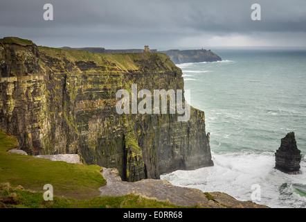 Scogliere di Moher sulla costa atlantica del County Clare, Repubblica di Irlanda, Europa con O'Brien la torre sul giorno di tempesta Foto Stock